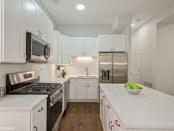 2nd image of 1710 W Erie St #201