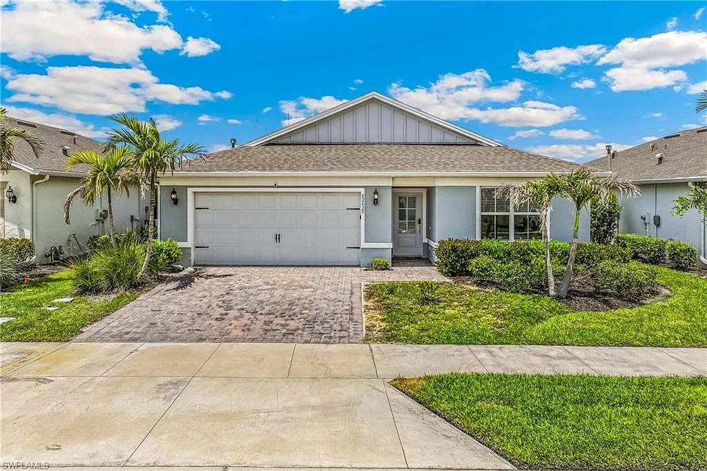 3 bed, 2.0 bath, 1850 sqft, $3,000 — Photo 1