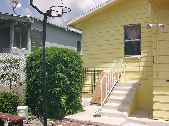 3rd image of 4176 York Blvd