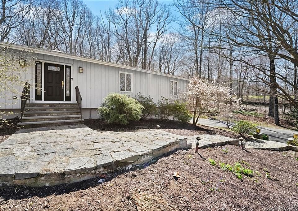 1st image of 105 Woodhaven Dr