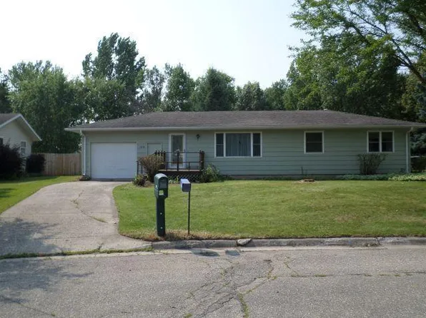 106 Circle Dr, Thief River Falls, MN 56701