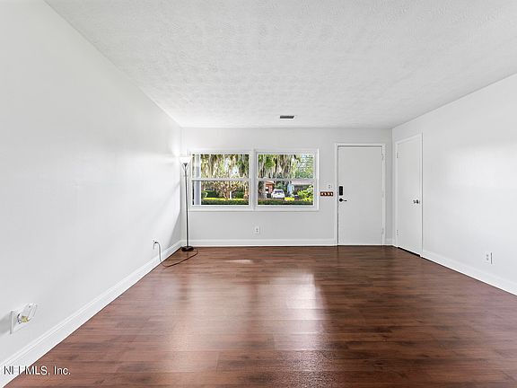 5th image of 3047 Crosby Ln