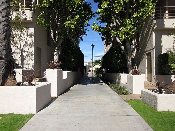 Center walkway to Pico Blvd