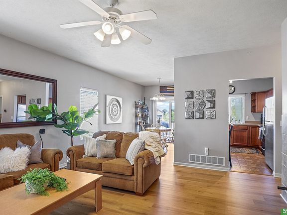 5th image of 15218 Camden Cir