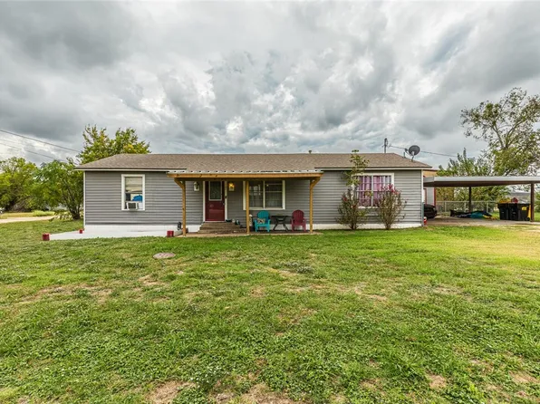 117 S Judge Hailey Dr, Lott, TX 76656