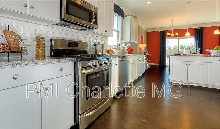 1120 Walbury Hl — Photo 10
