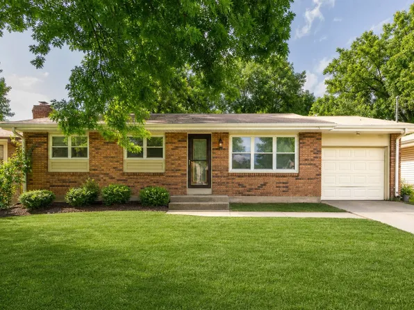28 Park Dr, Saint Charles, MO 63303