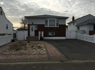 451 Venetian Blvd, Lindenhurst, NY 11757