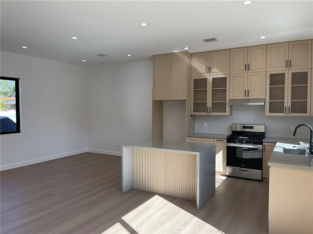 3 bed, 1200 sqft, $4,200 — Photo 4