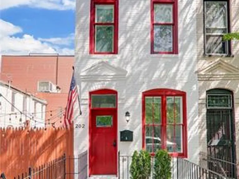 202 F St NE #B — Photo 1