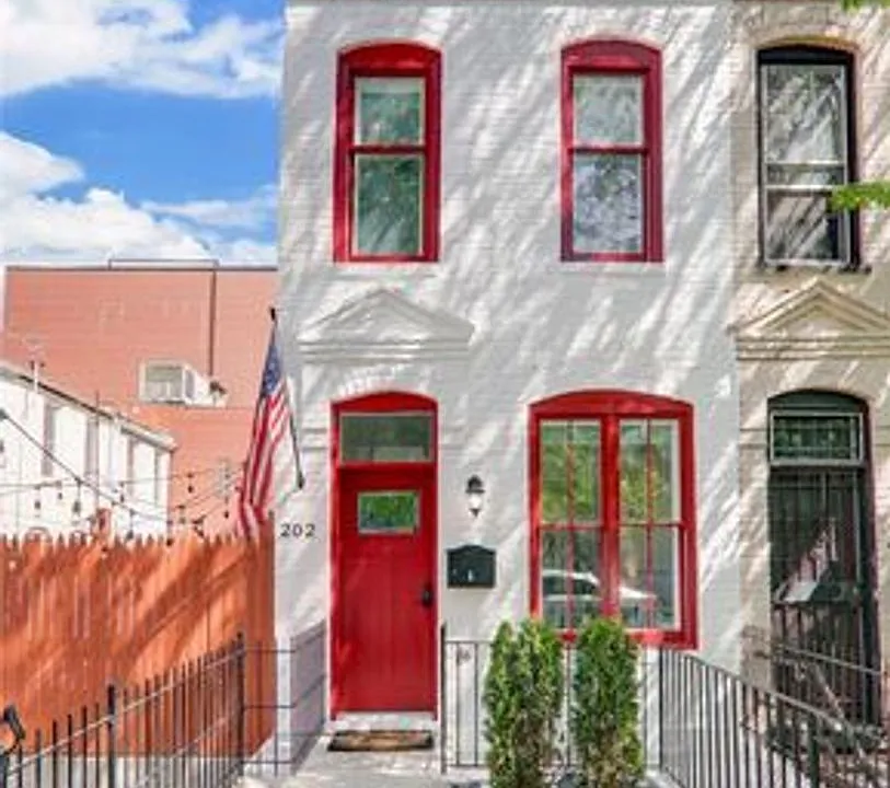 202 F St NE #B