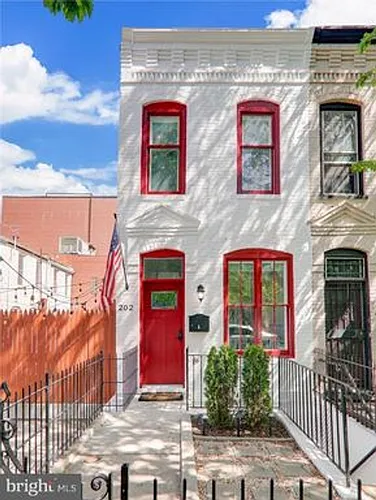 202 F St NE #B Photo 1
