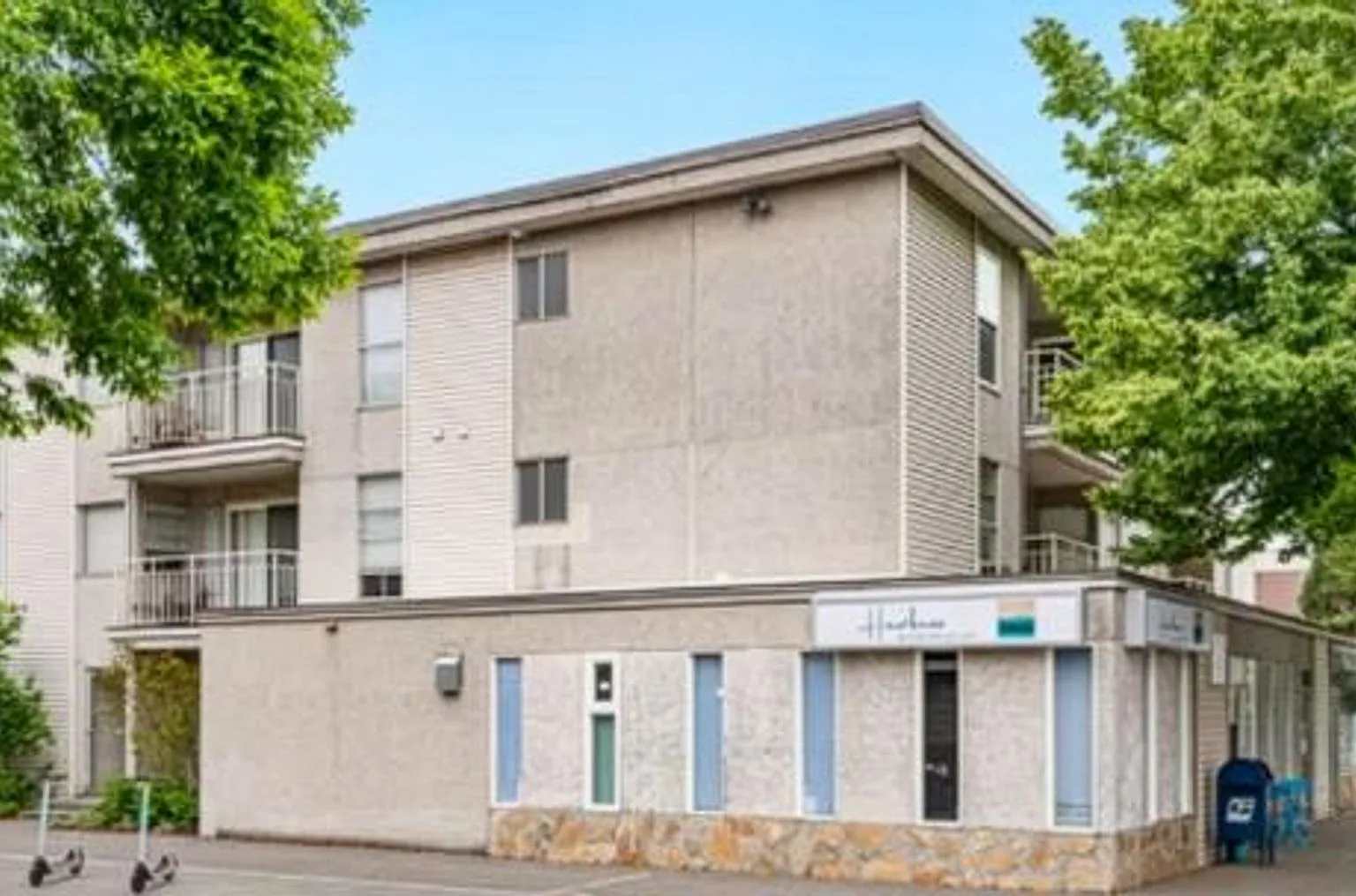 La Premiere Apartments | Prime North Admiral Location — Photo 1