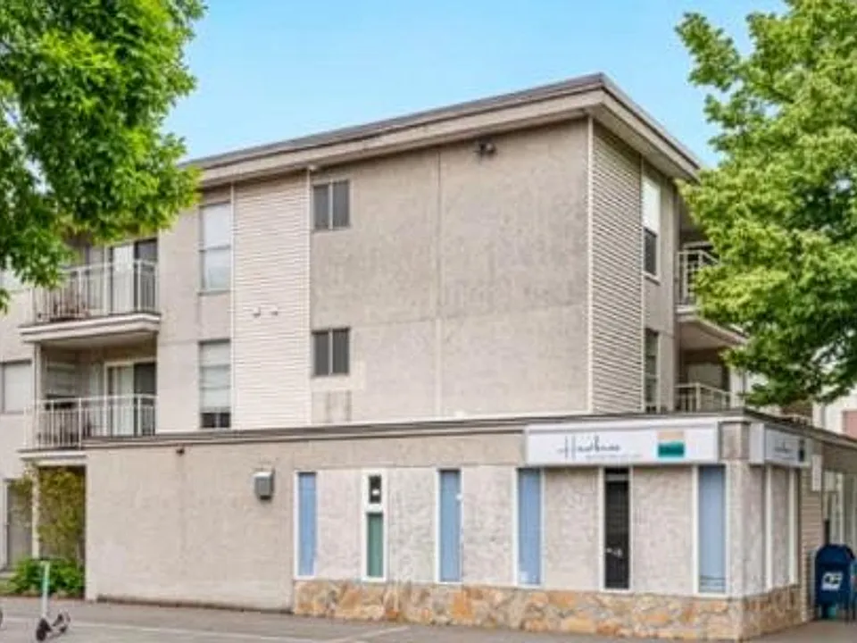 La Premiere Apartments | Prime North Admiral Location