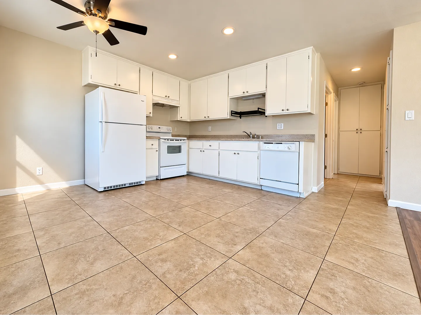 2 bed, 900 sqft, $2,150 — Photo 2
