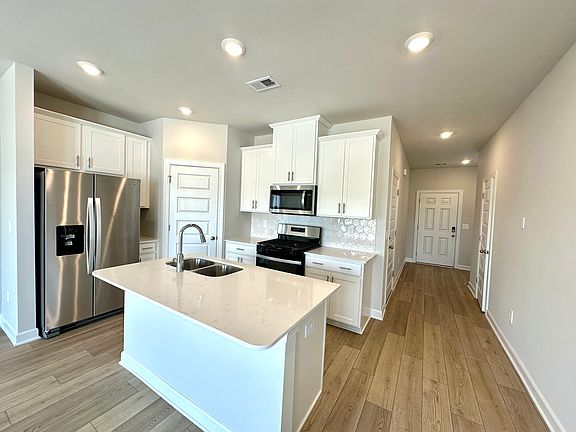 4th image of 307 Hampton George Ct