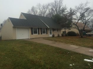 215 Plumbridge Dr, Levittown, PA 19056