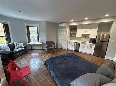 Studio, 400 sqft, $1,632 — Photo 2
