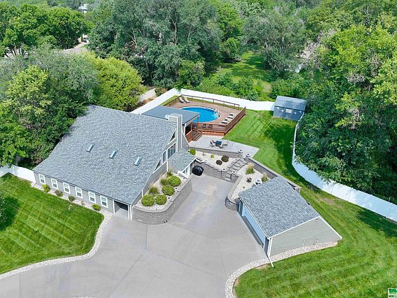 4th image of 4625 Applewood Ave