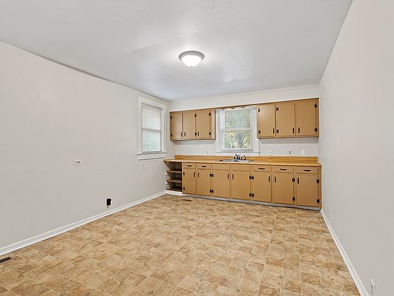 4th image of 208 Margaret St