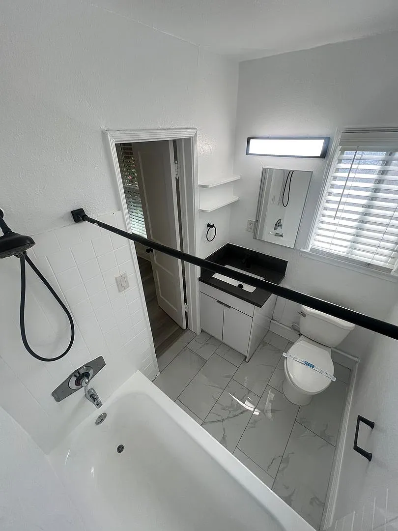Blake Manor — Photo 4