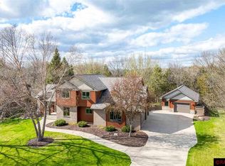 412 Ledlie Ln, Mankato, MN 56001