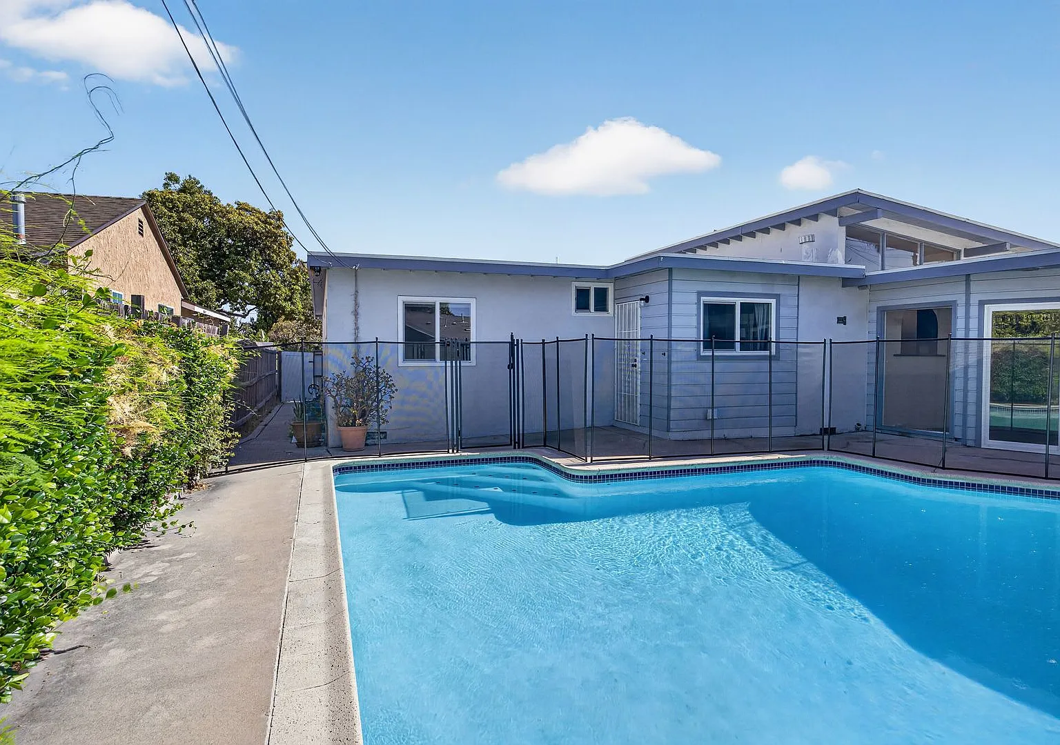 Beautiful 4-Bedroom Apartment with Pool, Garage & In-Unit Laundry in Fullerton — Photo 1