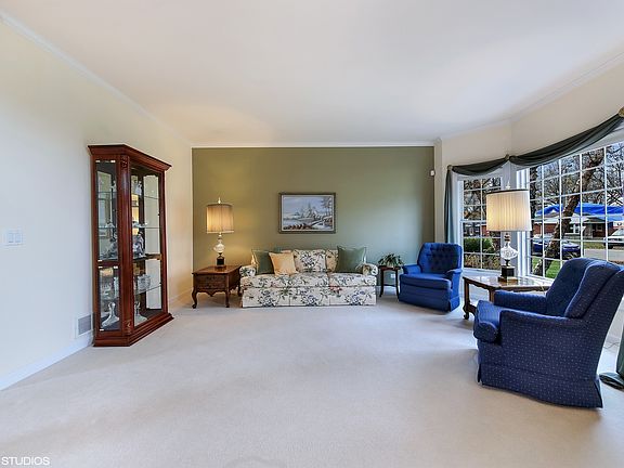 3rd image of 1529 Robinhood Ln