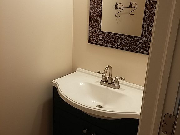 3rd image of 564 Woodcrest Dr