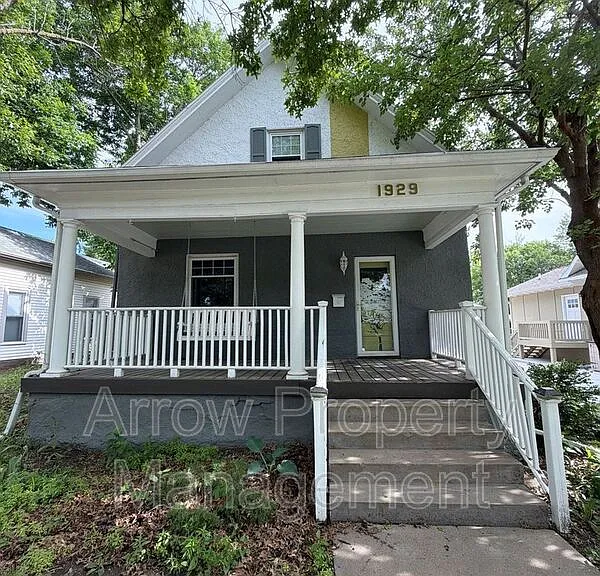 1929 Sumner St — Photo 1