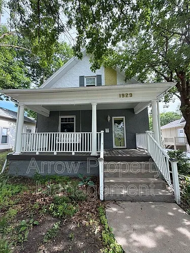 1929 Sumner St Photo 1