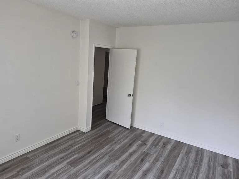 5545 Lindley Ave #10 — Photo 6