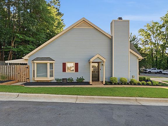 5th image of 139 Village Green Trl