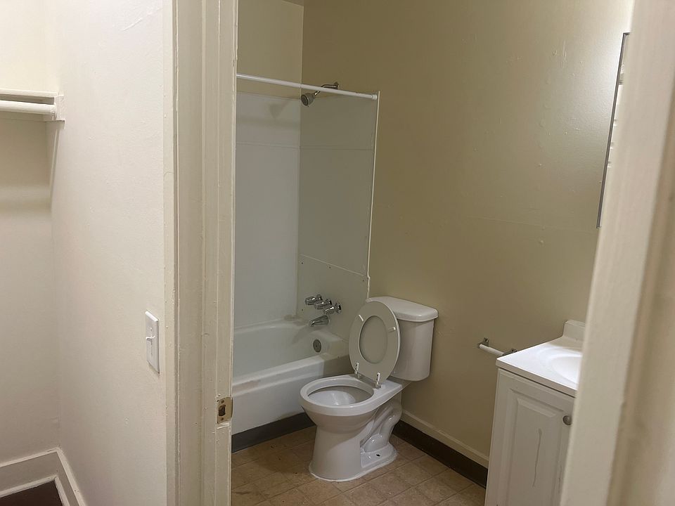 2nd image of 456 S Kenmore Ave #213