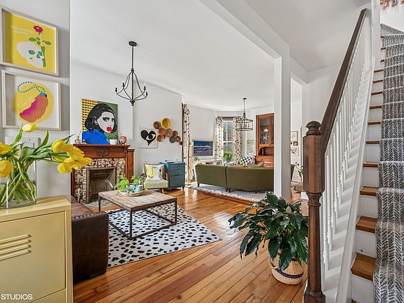 3rd image of 1010 N Hoyne Ave