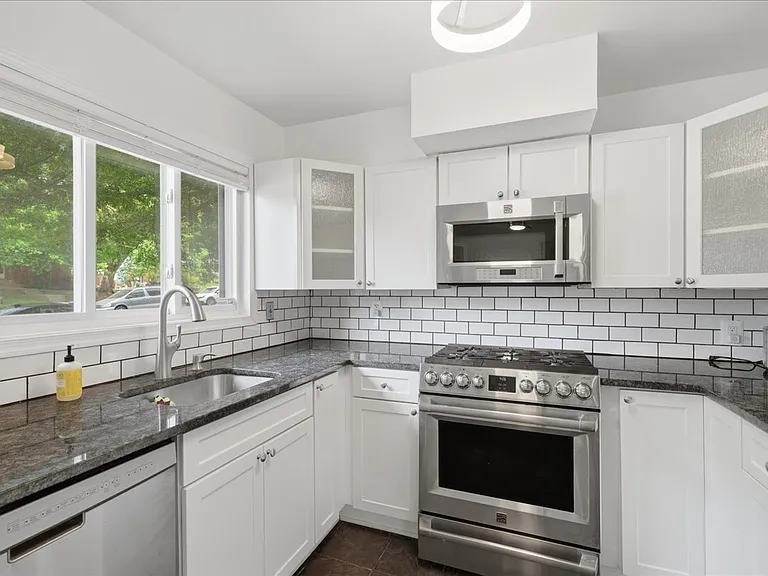 709 N Pryor St — Photo 11