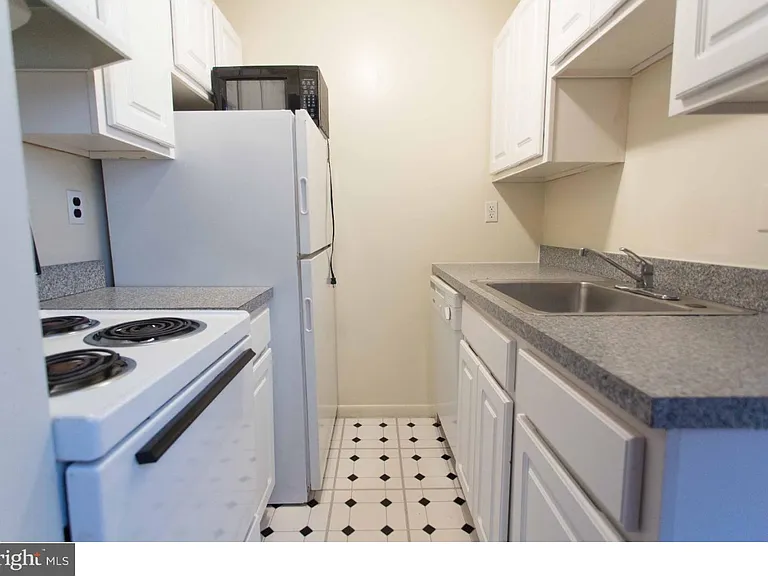 727 Spruce St #2R — Photo 4