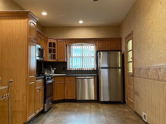 4th image of 2421 S Juniper St