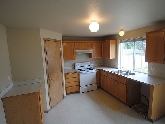 3rd image of 609 190th St E