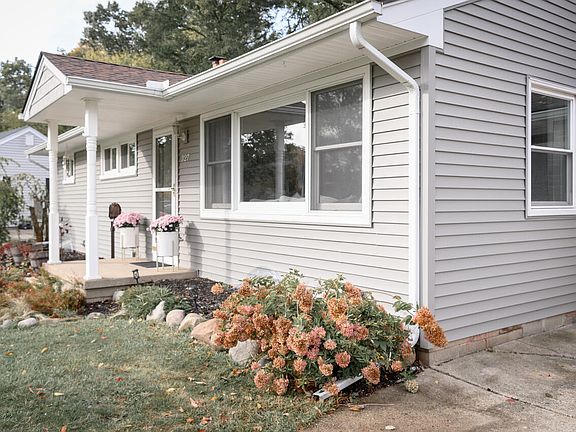 4th image of 327 Northfield Dr