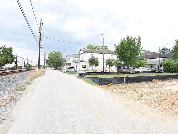 4th image of 4401 Allen St