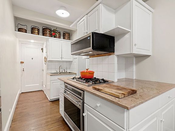 3rd image of 33 Riverside Dr APT 2FA