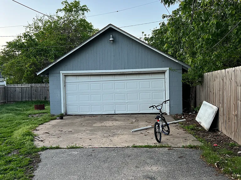 1631 W Thoman St — Photo 9