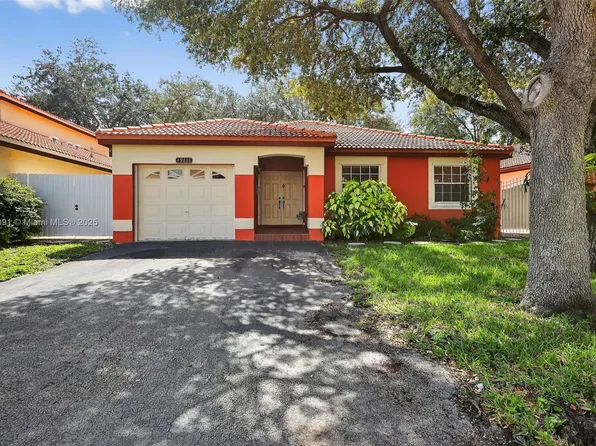 19611 NW 82nd Ct, Hialeah, FL 33015