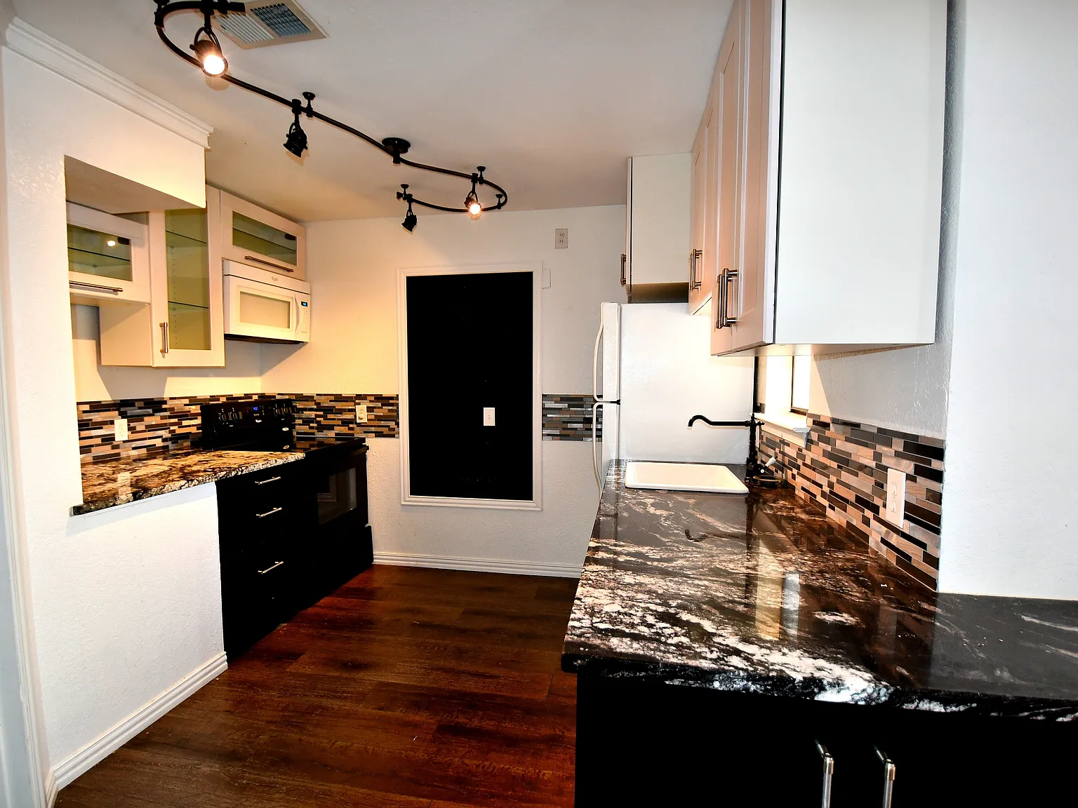 2 bed, 929 sqft, $1,700 — Photo 1