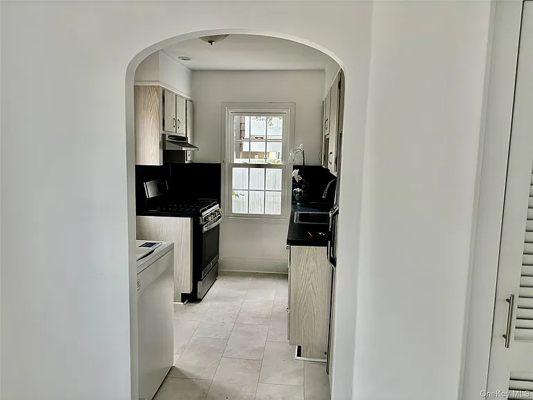 76 Clayton Ave — Photo 5