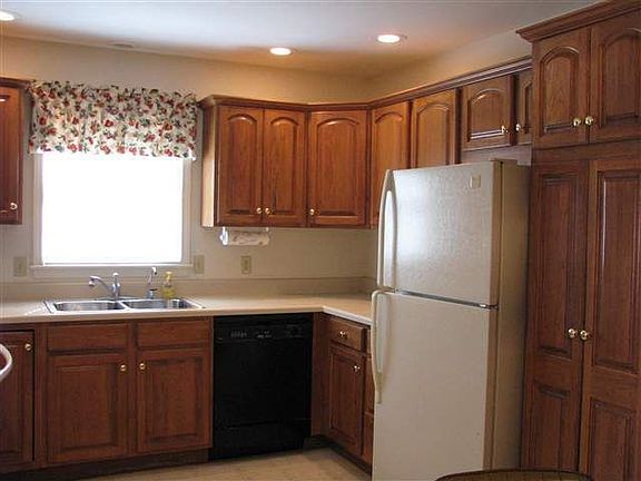 4th image of 1688 Edgebrooke Ct
