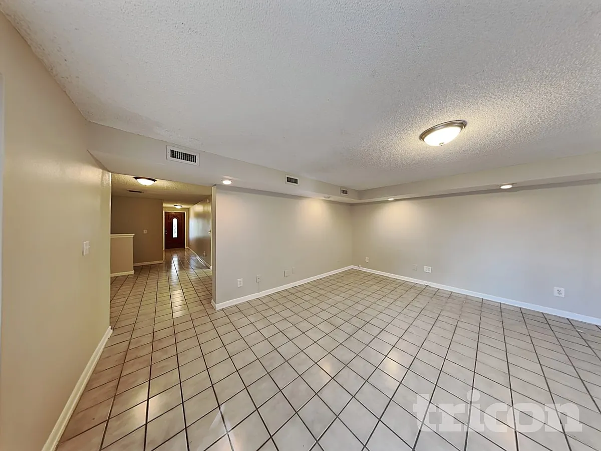 Building Photo - 2814 Cedaridge Dr