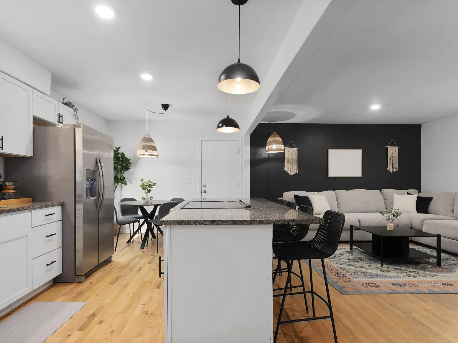 3 bed, 1042 sqft, $4,500 — Photo 2