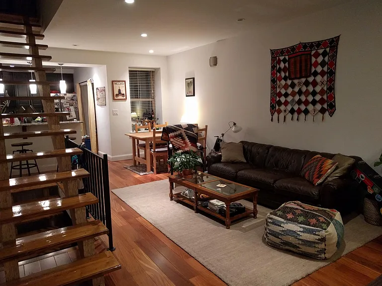 2418A Catharine St — Photo 2